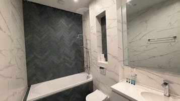 Habitación doble Deluxe | Baño | Secadora de cabello, pantuflas, toallas, jabón