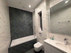 Quarto casal luxo | Banheiro | Secador de cabelo, chinelos, toalhas de banho, sabonete