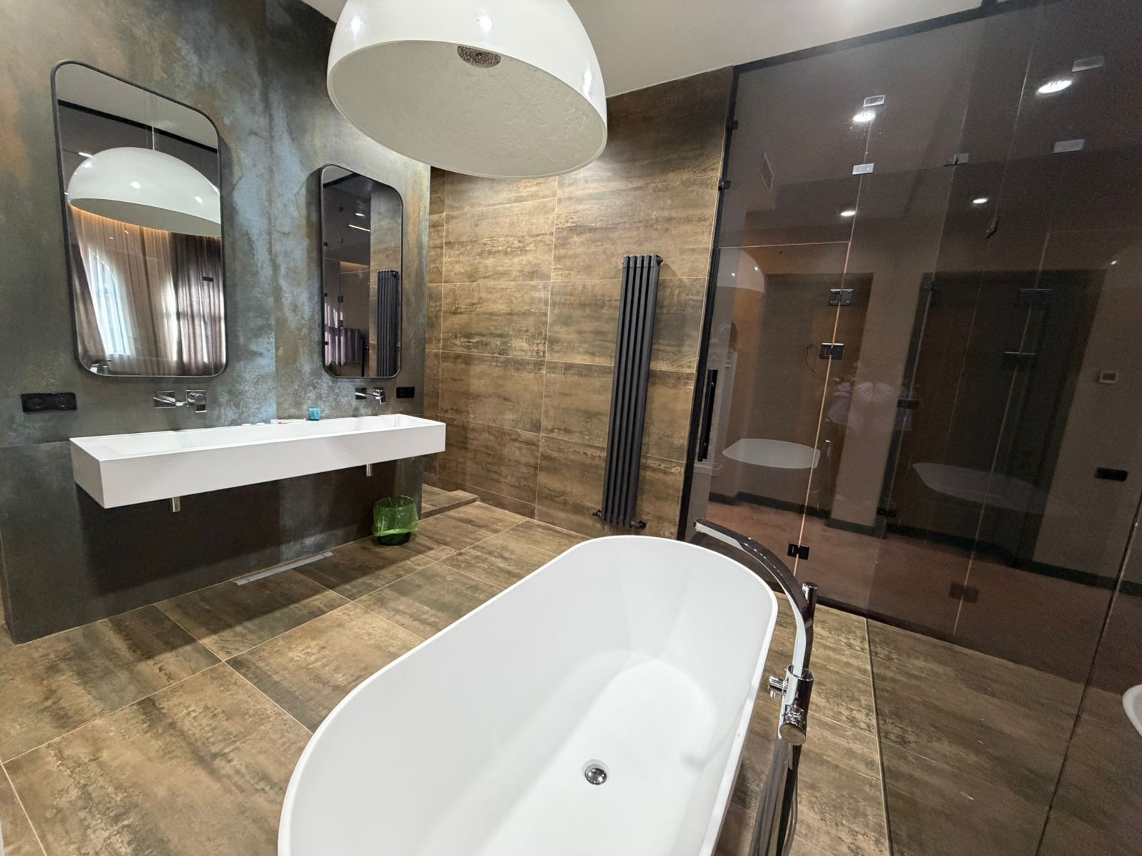 Habitación de lujo doble, baño privado, vistas a la ciudad | Baño | Secador de pelo, zapatillas, toallas y jabón