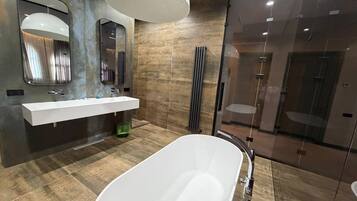 Habitación de lujo doble, baño privado, vistas a la ciudad | Baño | Secador de pelo, zapatillas, toallas y jabón