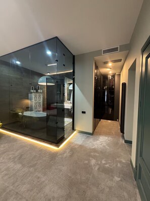 Deluxe Double Room, City View | In-room safe, desk, laptop workspace, blackout drapes - Casa Blu (Tbilisi)