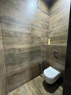 Deluxe-Doppelzimmer, Stadtblick | Badezimmer | Kostenlose Toilettenartikel, Haartrockner, Hausschuhe, Handtücher