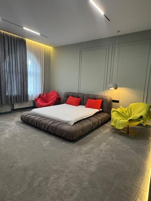Deluxe Double Room, City View | Living area