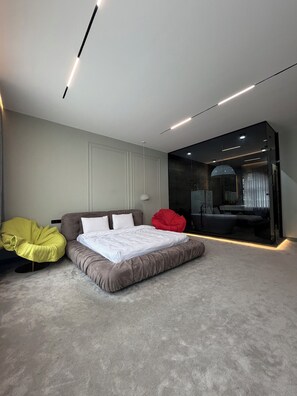 Chambre luxueuse double, salle de bain privée, vue sur la ville | Intérieur