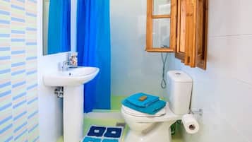Comfort appartement, niet-roken, uitzicht op stad | Badkamer | Een douche, gratis toiletartikelen, een haardroger, handdoeken