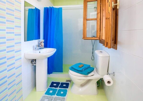 Departamento Confort, para no fumadores, vista a la ciudad | Baño | Regadera, amenidades de baño gratuitas, secadora de cabello, toallas 