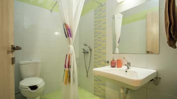 Comfort appartement | Badkamer | Een douche, gratis toiletartikelen, een haardroger, handdoeken