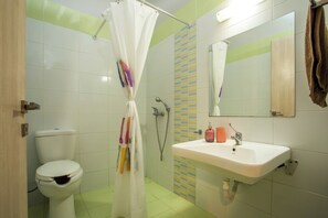 Departamento Confort | Baño | Regadera, amenidades de baño gratuitas, secadora de cabello, toallas 