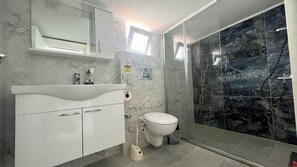 Appartement de base, balcon, vue sur la mer | Salle de bain | Douche, serviettes fournies, papier de toilette