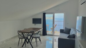 Apartamento básico, balcón, vistas al mar | Zona de estar | Televisión LED de 32 pulgadas con canales por cable