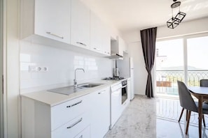 Departamento básico, balcón, vista al mar | Cocina privada | Refrigerador con congelador, horno y parrilla de estufa
