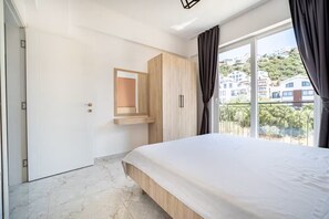 Departamento básico, balcón, vista al mar | Ropa de cama de alta calidad y escritorio