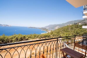 Basic Apartment, Balcony, Sea View | Premium bedding, desk, laptop workspace, blackout drapes - Kaş Eylül Suit Apart (Kas)