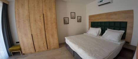 5 bedrooms, iron/ironing board, WiFi, bed sheets