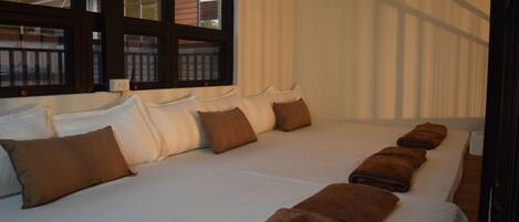 Family Villa | Desk, free WiFi