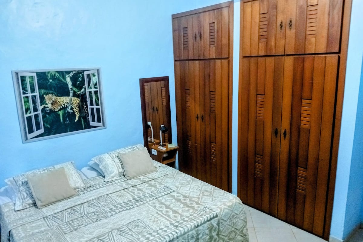 Habitación triple familiar, baño privado, vista al jardín | Ropa de cama hipoalergénica y decoración personalizada