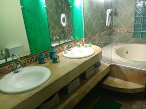 Comfort Triple Room, Private Bathroom | Bathroom | Towels, soap, shampoo, toilet paper - AMAZON HOME AND JUNGLE TRIPS (Manaus)