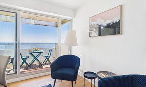 Living area - -Océan – Studio r énové avec parking et vue mer (Concarneau)