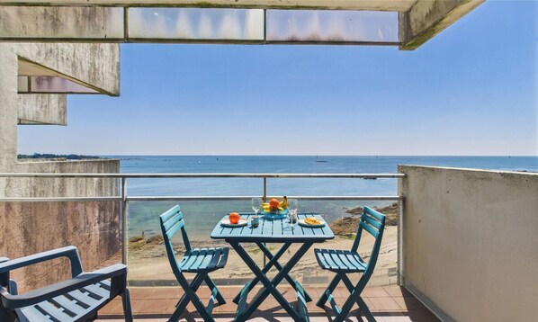 Outdoor dining - -Océan – Studio rénové avec parking et vue mer (Concarneau)