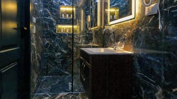 Ducha, artículos de tocador gratuitos, secador de pelo, toallas