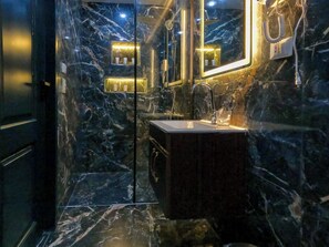 Deluxe Triple Room | Bilik Mandi | Pancuran mandi, kelengkapan dandanan diri percuma, pengering rambut 