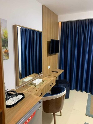 책상, 노트북 작업 공간, 암막 커튼, 다리미/다리미판