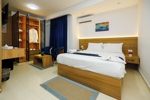 Dobbelt- eller tomannsrom – deluxe | Skrivebord, skrivebord for bærbar PC og blendingsgardiner