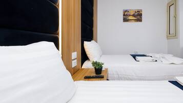 Escritorio, espacio para trabajar con laptop y cortinas blackout