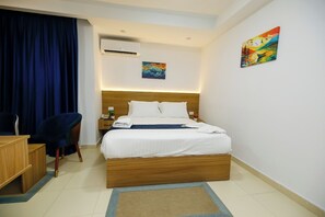 Dobbelt- eller tomannsrom – deluxe | Skrivebord, skrivebord for bærbar PC og blendingsgardiner