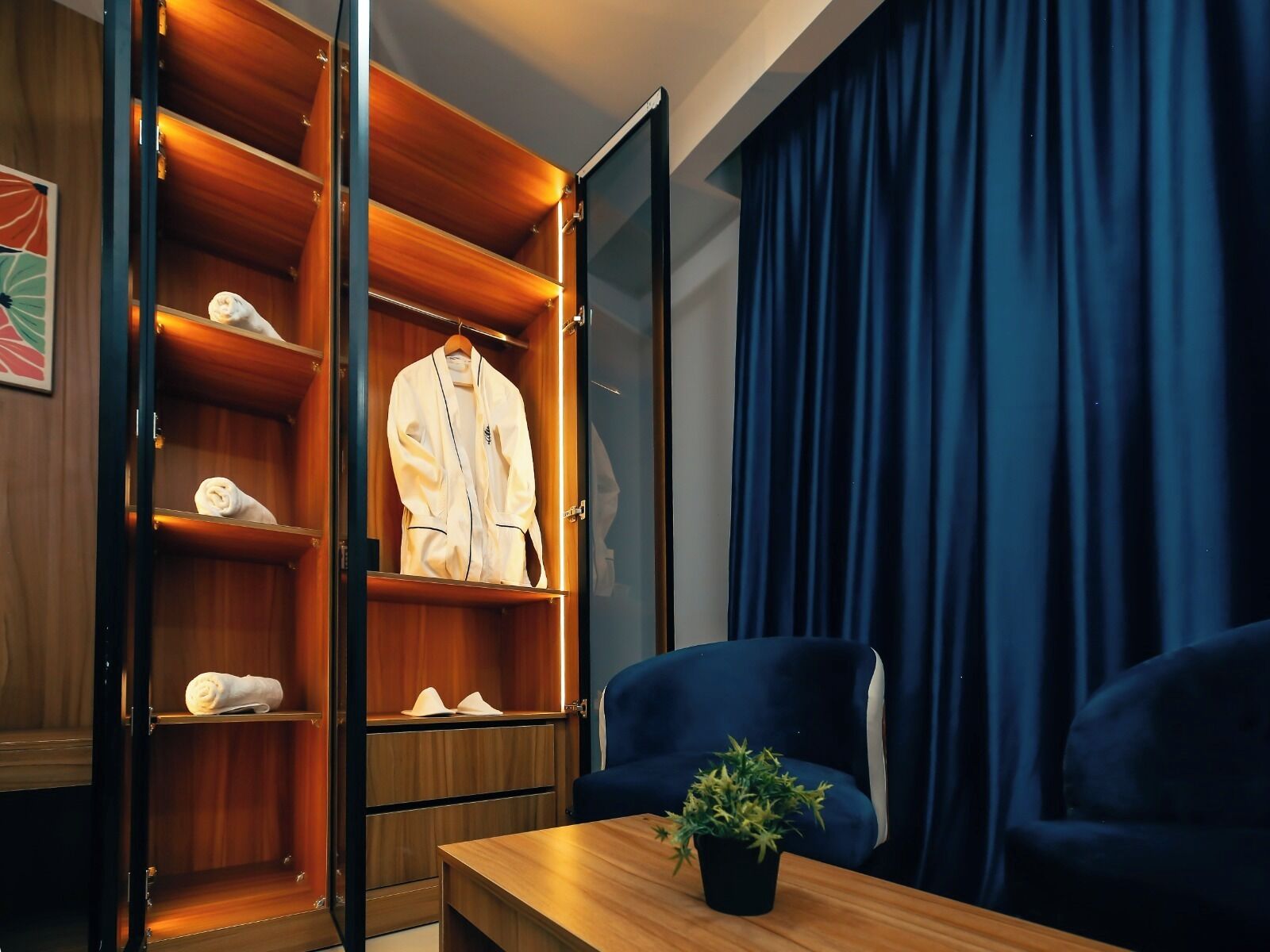 Dobbelt- eller tomannsrom – deluxe | Skrivebord, skrivebord for bærbar PC og blendingsgardiner