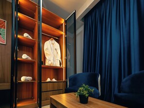 Dobbelt- eller tomannsrom – deluxe | Skrivebord, skrivebord for bærbar PC og blendingsgardiner