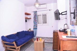 Dobbeltrom – standard | Skrivebord, skrivebord for bærbar PC og blendingsgardiner