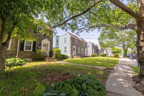 Exterior - ComfiNook Retreat- 3BR Near PHL Airport + Parking + WiFi + AC (Sharon Hill)