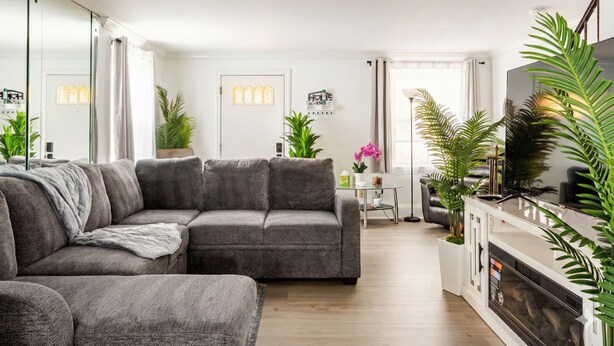 Living area - Family Home-Sleeps 8-Spacious 3BR-Free Parking-8 Min to PHL (Sharon Hill)