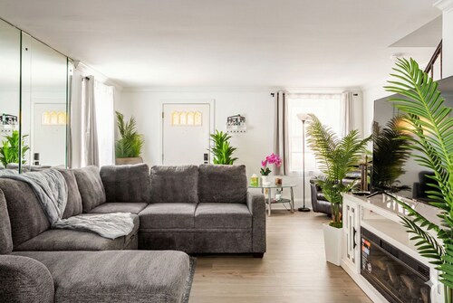 ComfiNook Retreat- 3BR Near PHL Airport + Parking + WiFi + AC