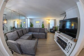 Een smart-tv en een open haard