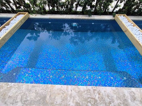 Modern Coastal Getaway with Jacuzzi – Perfect Beach Retreat