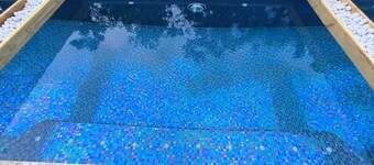 Modern Coastal Getaway with Jacuzzi – Perfect Beach Retreat