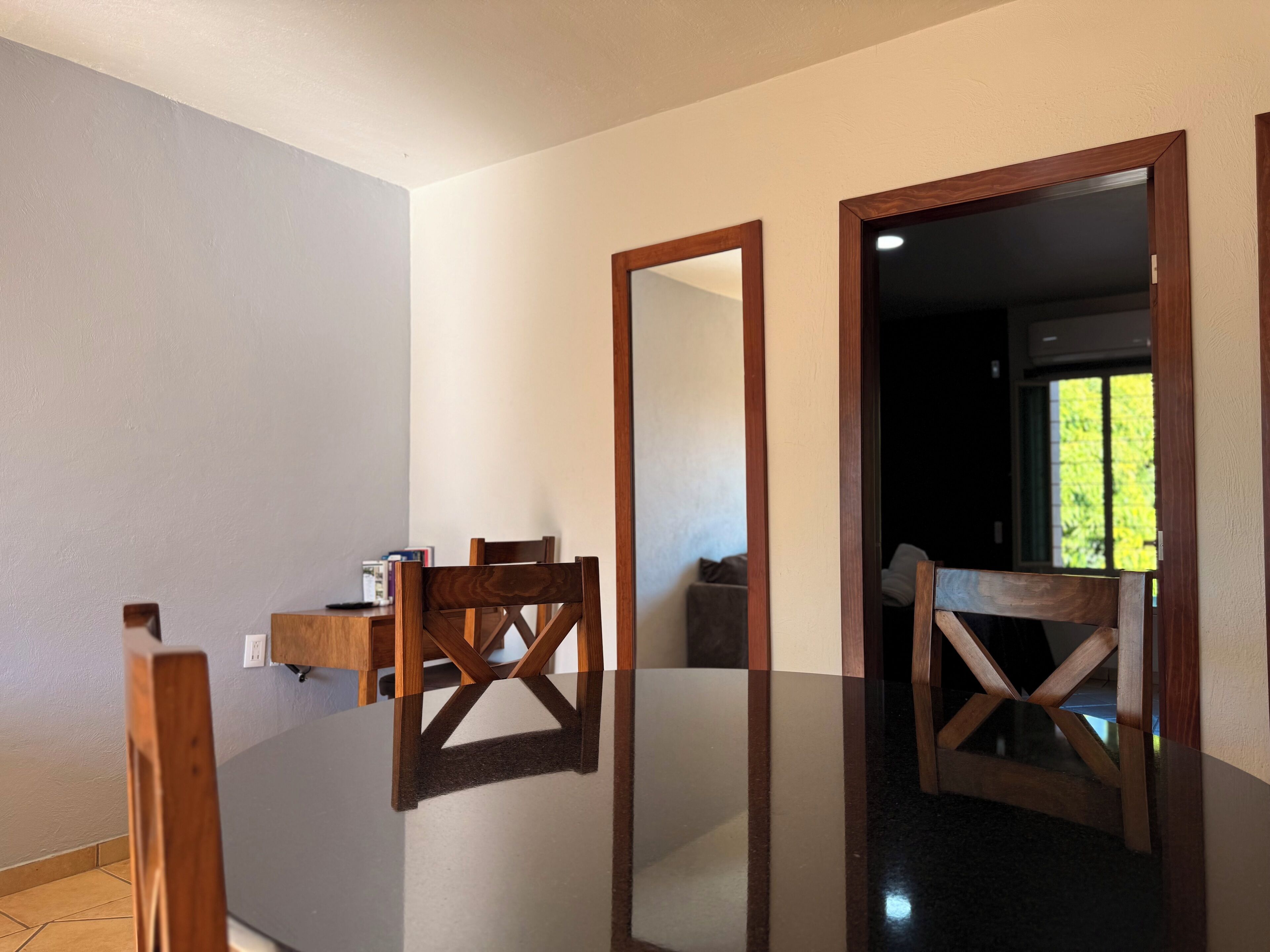 Villa Prestigio, balcón, vista al patio | 2 habitaciones, escritorio y espacio para trabajar con laptop 