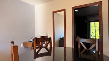 Villa Prestigio, balcón, vista al patio | 2 habitaciones, escritorio y espacio para trabajar con laptop