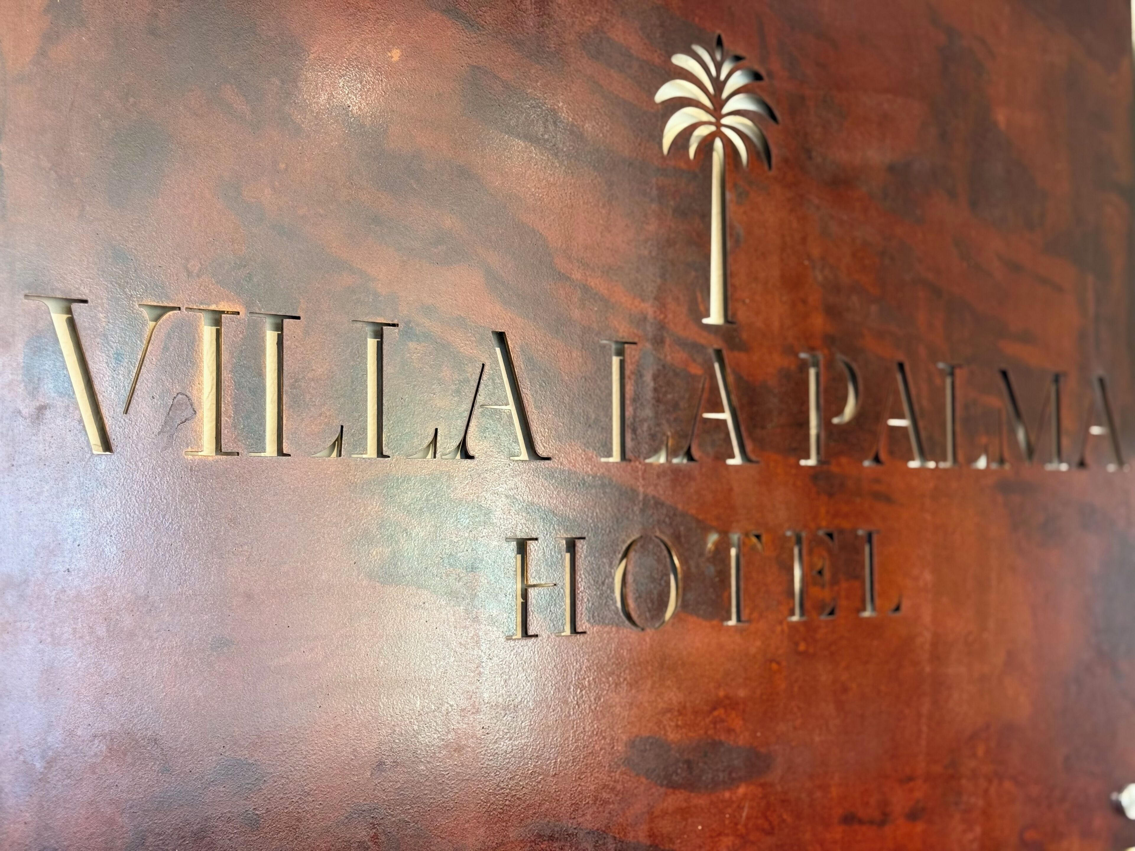 Señal para el Hotel Villa La Palma, con el emblema de una palmera.
