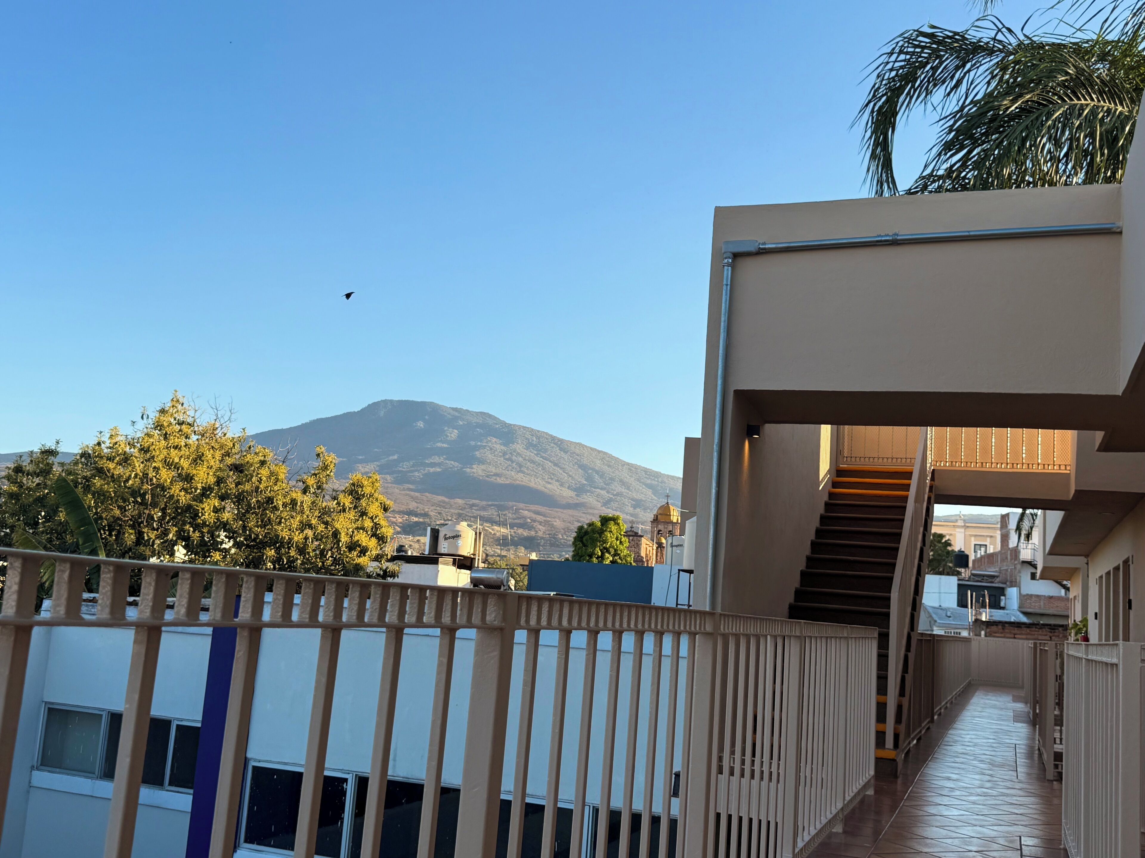 Villa Prestigio, balcón, vista al patio | Vista a la montaña
