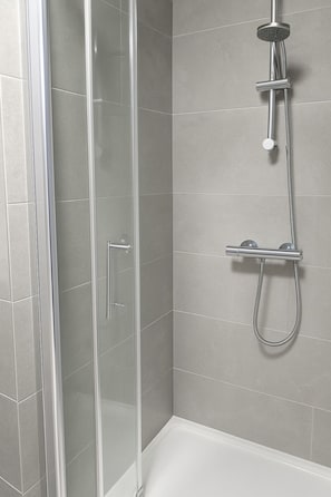 Douche, serviettes fournies