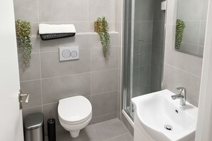 Een douche, handdoeken