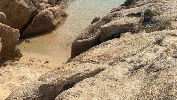 A rocky coastline with clear water and boats in the distance. - 2-person studio with sea view and pool in Porticcio residence. Corsica. (Grosseto-Prugna)