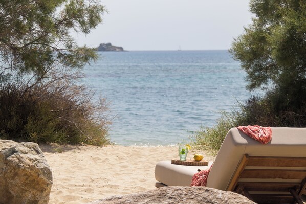 Plage à proximité, chaise longue, serviettes de plage