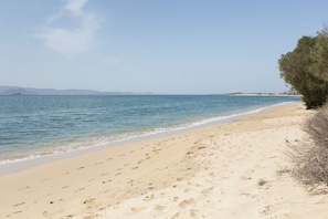 Una spiaggia nelle vicinanze, lettini da mare, teli da spiaggia