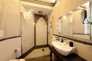 Deluxe Double Room, Balcony | Bathroom | Shower, rainfall showerhead, hair dryer, bidet - Heritage Collection Palermo B&B (Palermo)