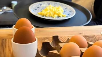 Una encimera de cocina con huevos y huevos revueltos en un plato.