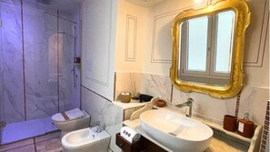 Deluxe-Doppelzimmer, Balkon | Badezimmer